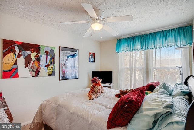 bedroom featuring ceiling fan and a textured ceiling