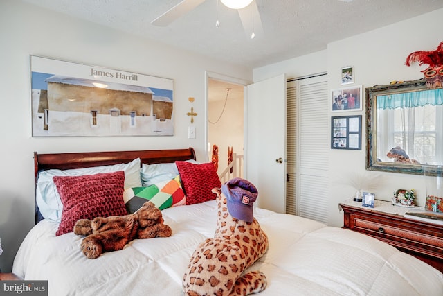 bedroom with ceiling fan, a textured ceiling, and a closet