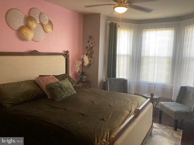 bedroom featuring ceiling fan