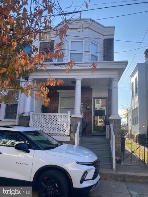 view of front facade featuring a porch