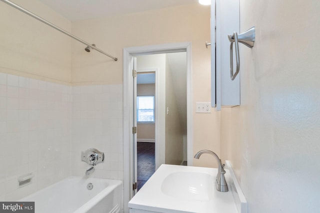 bathroom with tiled shower / bath and vanity