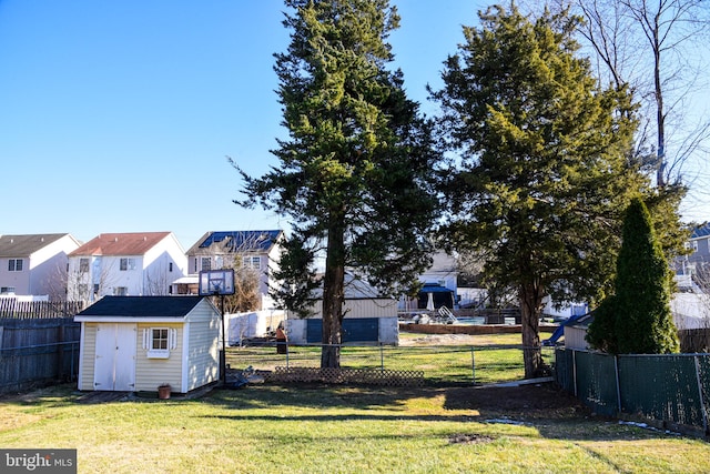 view of yard featuring a shed