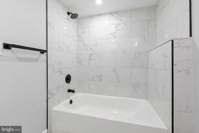 bathroom with tiled shower / bath combo