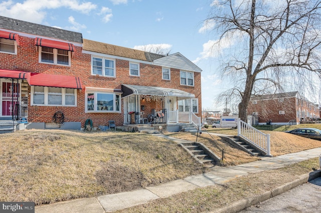 multi unit property featuring a front yard