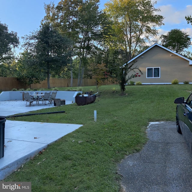 view of yard with a patio area