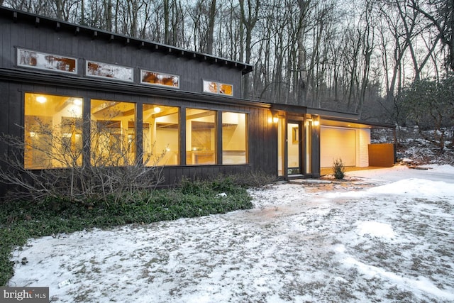 view of front facade featuring a garage