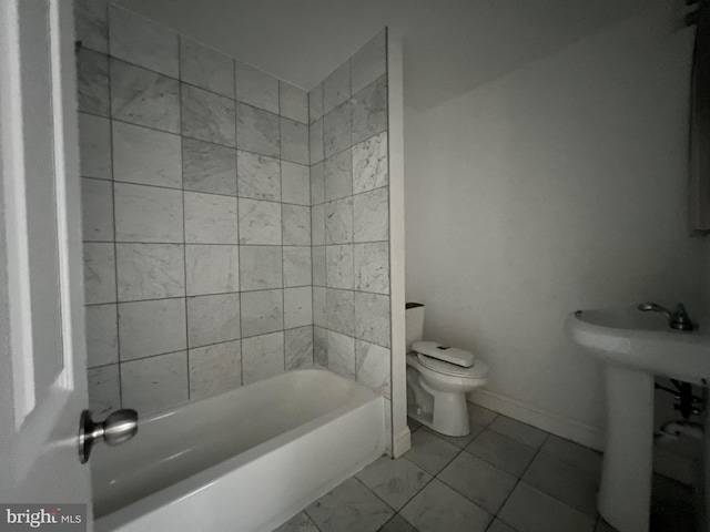 full bathroom with tiled shower / bath, toilet, and sink