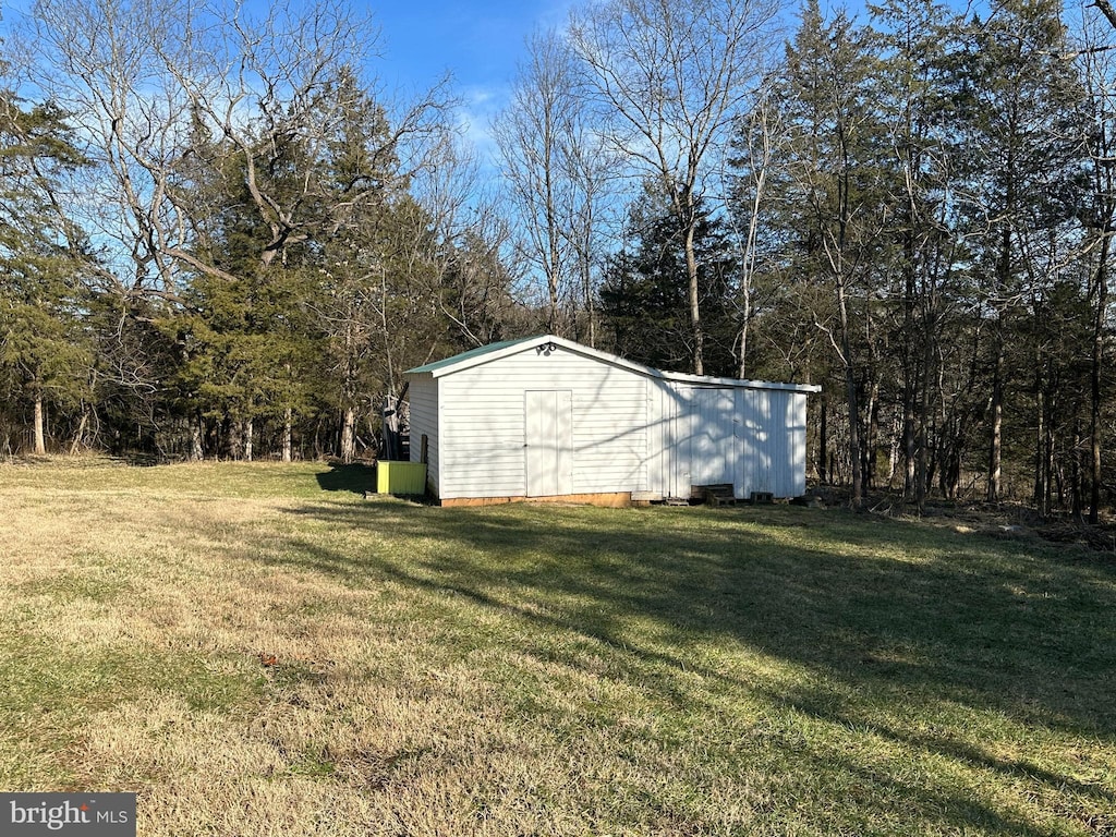 view of yard featuring a storage shed