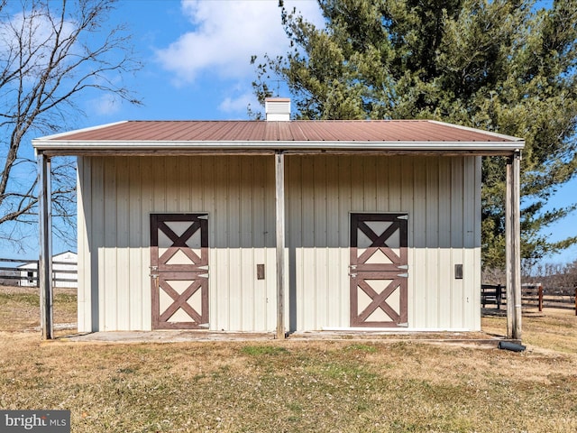 view of outdoor structure featuring a yard