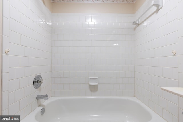 bathroom with tiled shower / bath