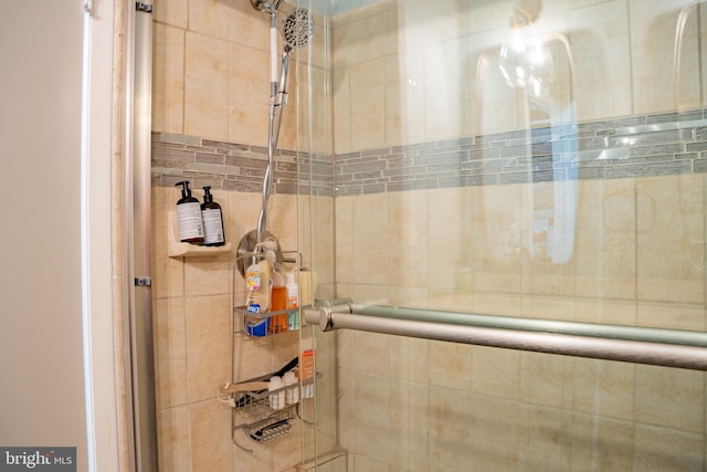 full bath featuring tiled shower