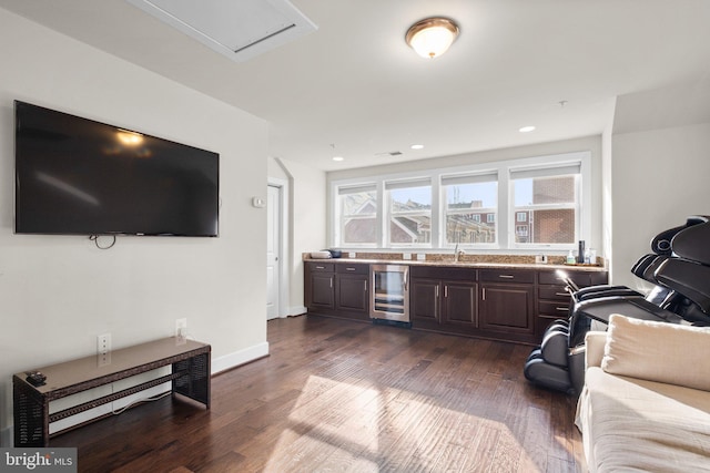 living room featuring beverage cooler, visible vents, baseboards, dark wood-type flooring, and recessed lighting