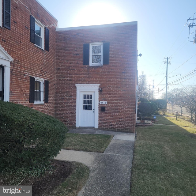 view of front of home with a front yard