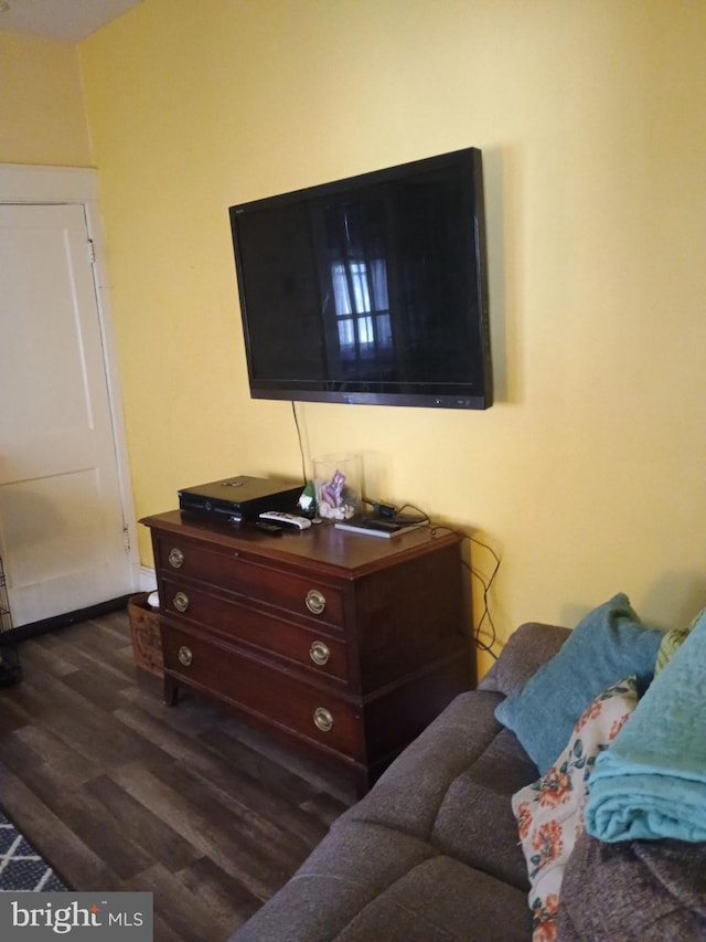 room details featuring hardwood / wood-style floors