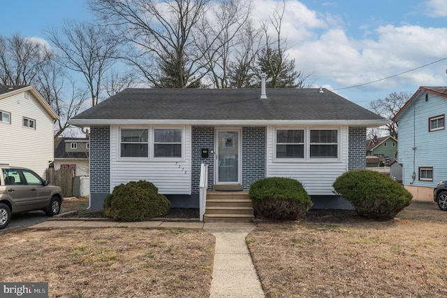 view of front of property featuring a front yard