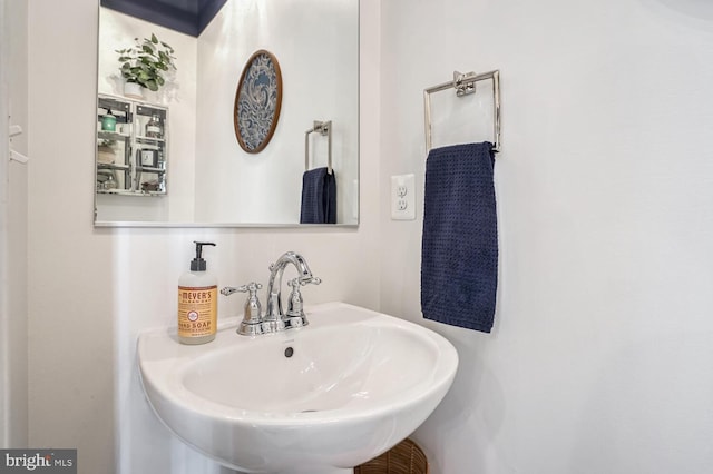 bathroom featuring sink