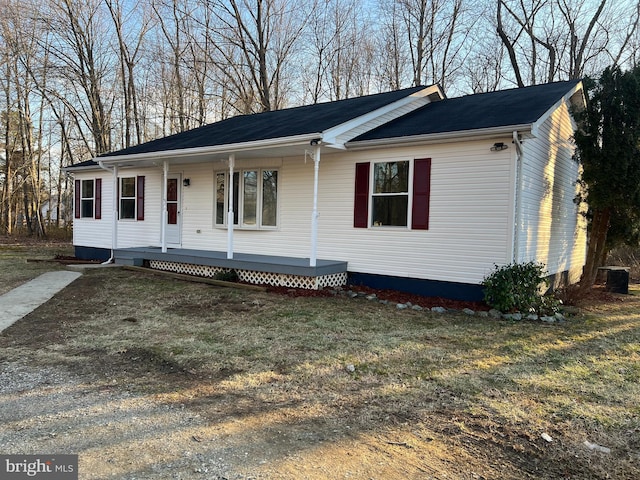 view of front of home featuring a front lawn and a porch