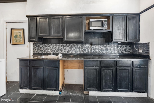 kitchen with sink and decorative backsplash