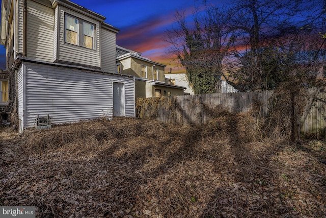 view of yard at dusk