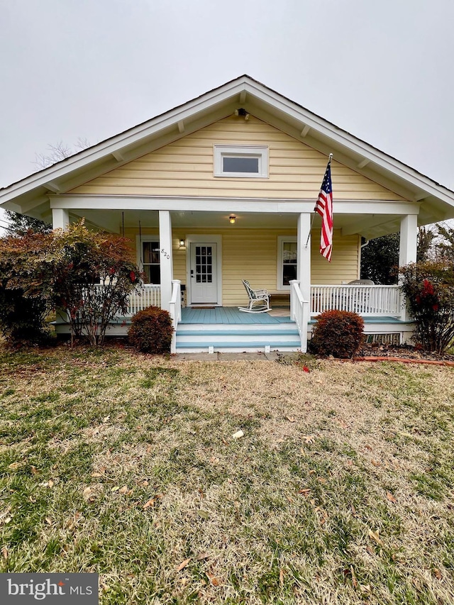 view of front facade featuring a porch and a front lawn