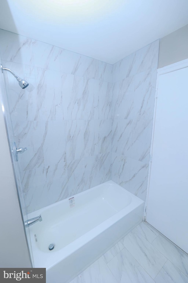 bathroom with tiled shower / bath combo