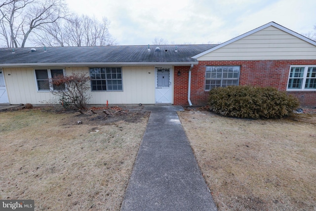 ranch-style home with a front yard