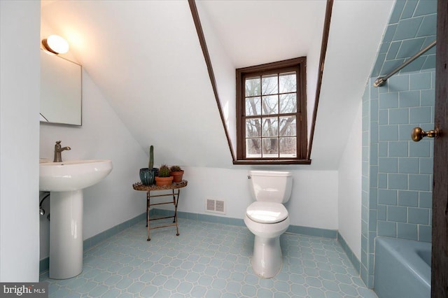 full bath featuring vaulted ceiling, toilet, visible vents, and baseboards