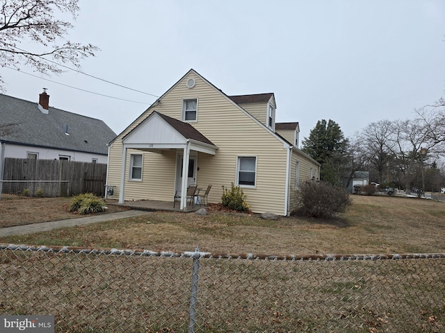 view of front of home featuring a front yard