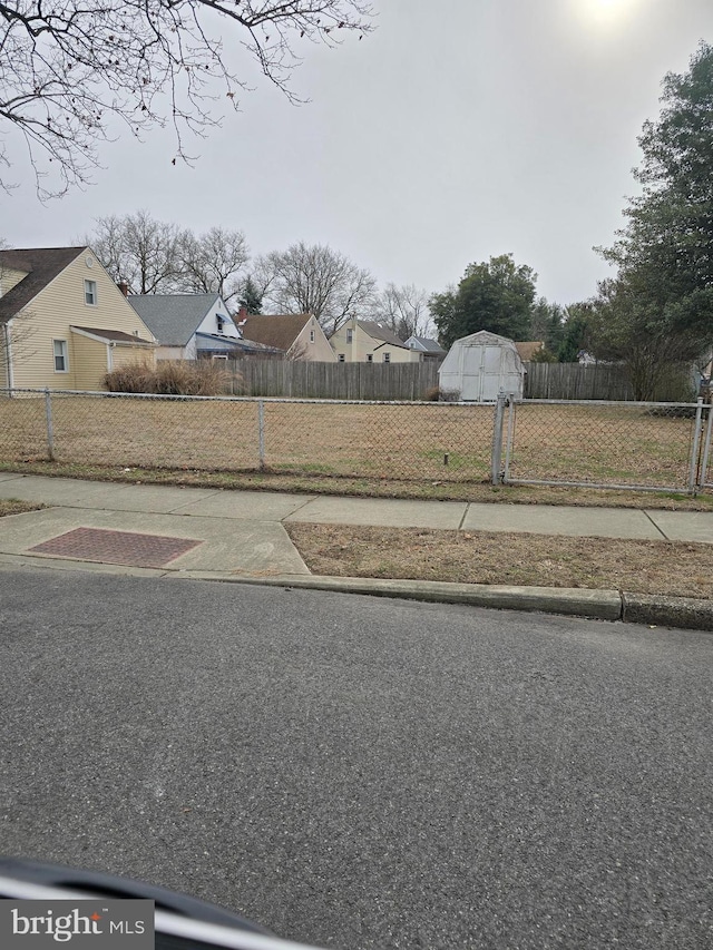 view of yard featuring an outdoor structure