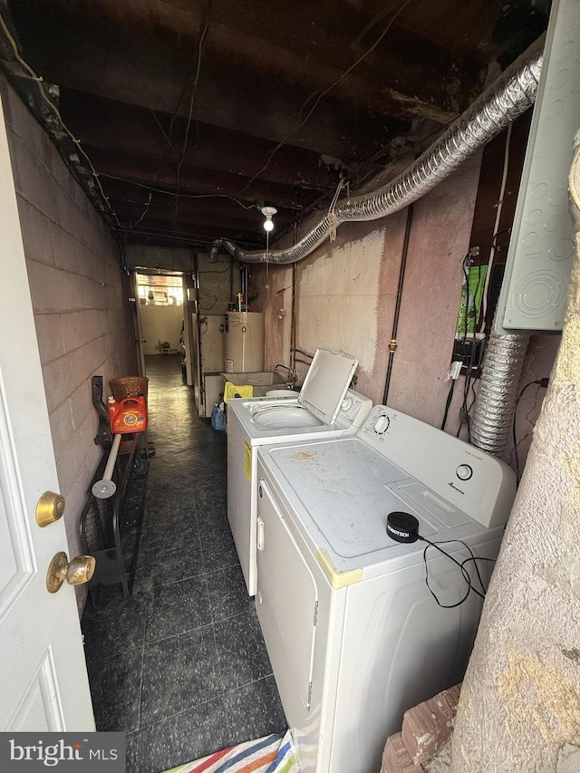 laundry area with water heater and washing machine and clothes dryer