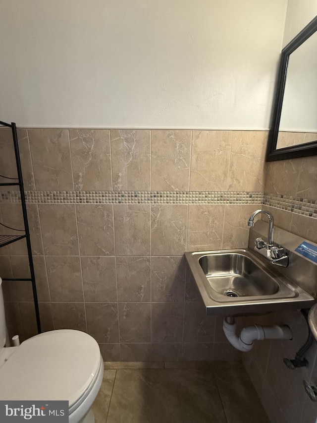 bathroom featuring sink, tile walls, and tile patterned floors