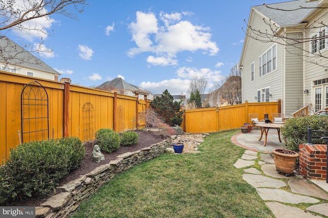 view of yard featuring a fenced backyard and a patio area