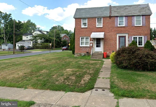 view of front of property with a front yard