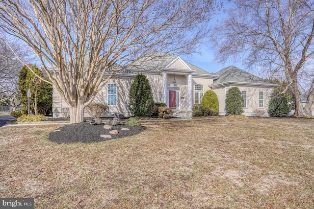 view of front facade featuring a front yard