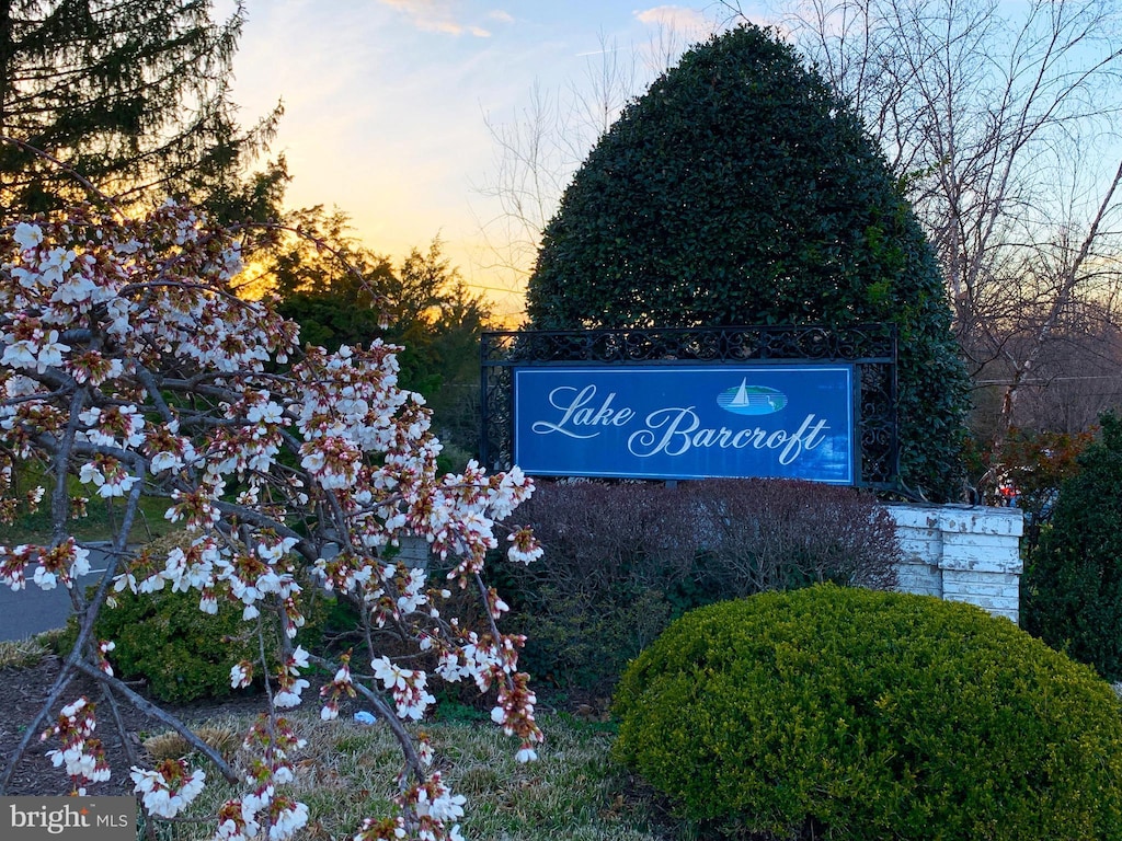 view of community / neighborhood sign