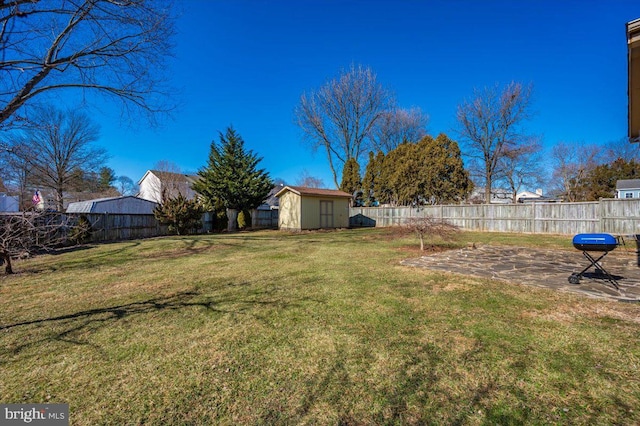 view of yard featuring a shed