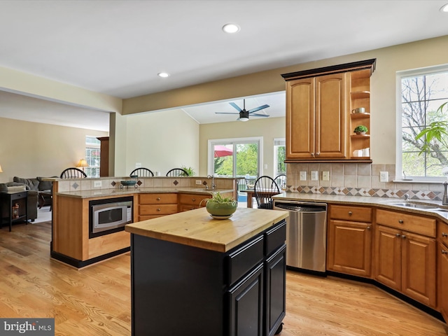 6852 Fielding Ct, Frederick, MD 21703 - kitchen with a kitchen island, stainless steel appliances, a ceiling fan, and light wood-style flooring