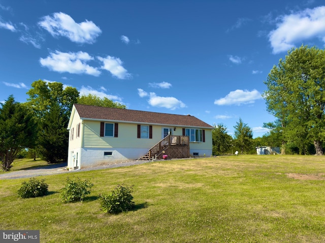 view of front facade with a front yard