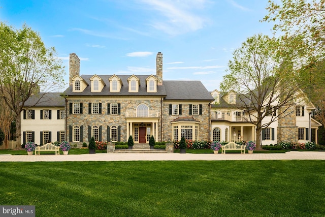 view of front of property with a front lawn