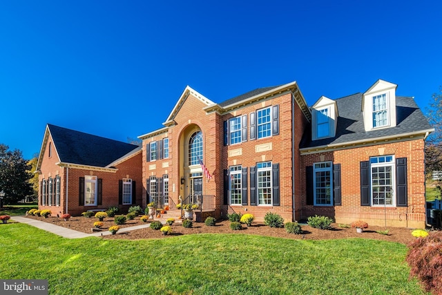 view of front of house with a front lawn