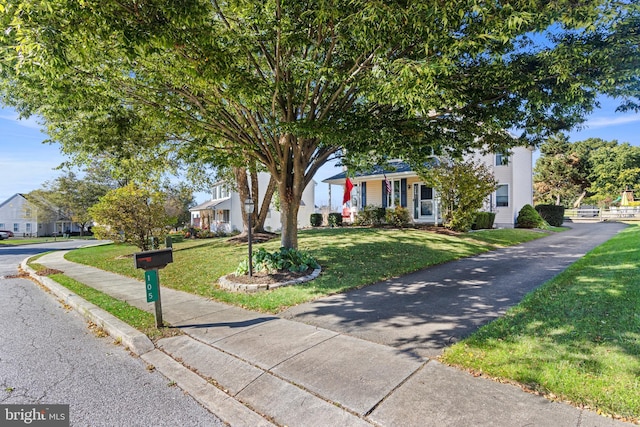 view of front of property featuring a front yard