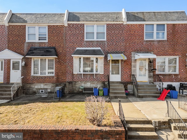 townhome / multi-family property featuring a patio