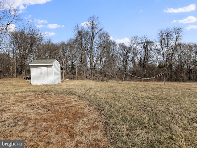 view of yard with a shed and an outdoor structure