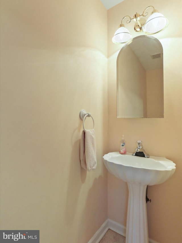 bathroom featuring visible vents and baseboards