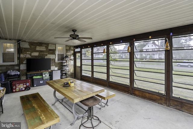 sunroom with ceiling fan