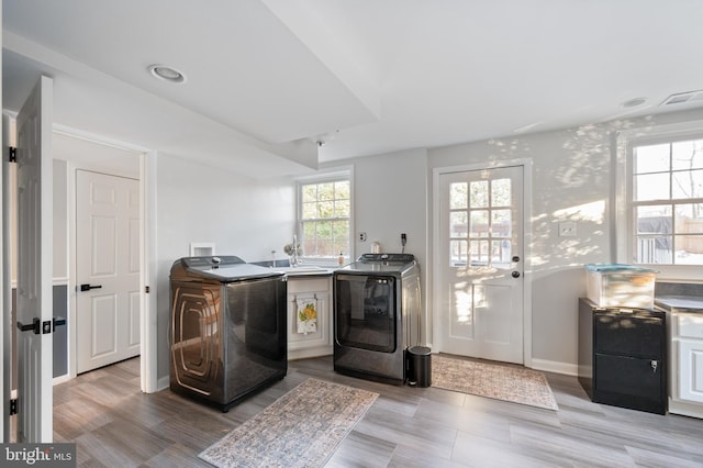 laundry room featuring baseboards, visible vents, and washing machine and clothes dryer