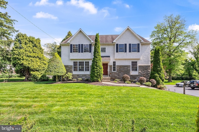 view of front of house featuring a front lawn