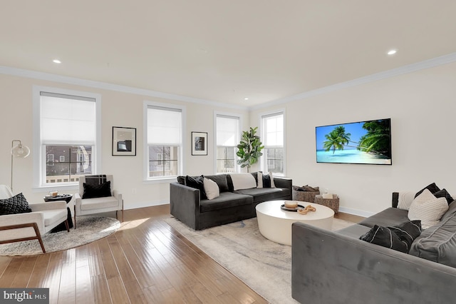 living room featuring baseboards, recessed lighting, wood finished floors, and crown molding