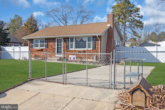 view of front of property featuring a front yard