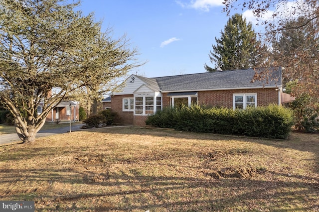 single story home with a front yard